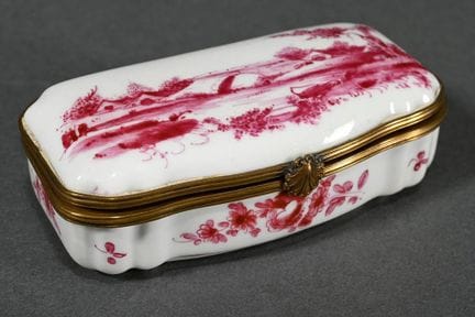 Tabatières en porcelaine de forme allongée en échi
