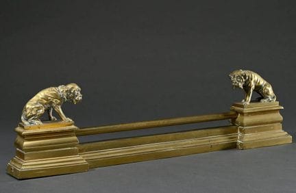 Grille de cheminée en fonte jaune ornée de deux fi