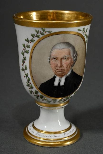 Tasse souvenir en forme de calice, ornée d'un méda