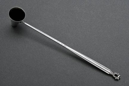 乔治·詹森（Georg Jensen）“橡果”（Acorn）熄烛器，设计：约翰·罗德（Johann 