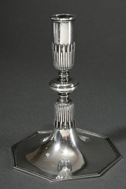 Candelabro su base ottagonale ispirato a modelli a