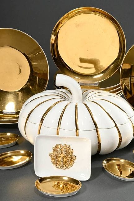 19 pièces diverses d'un service de table doré de P