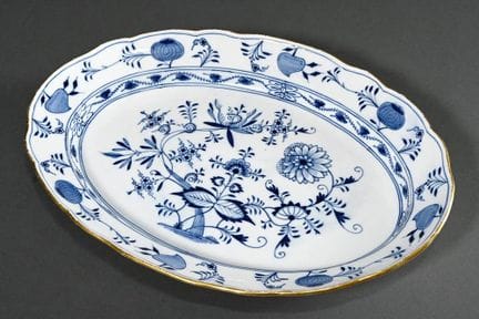 Assiette ovale de Meissen « motif oignon » avec pe
