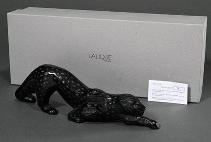 Lalique “Panthere Zeila noire”，黑色玻璃，模压成型，局部磨砂处理，爪底