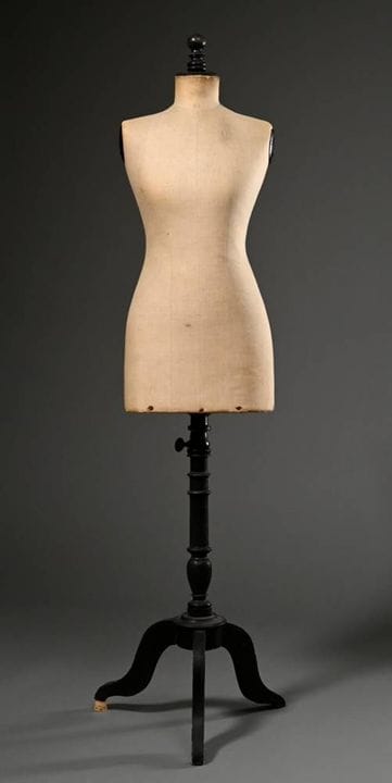 Ancien mannequin de couture avec un buste recouver