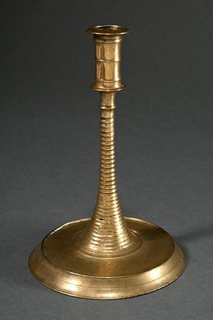 Lustre à bobines en verre jaune coulé, muni d'un g