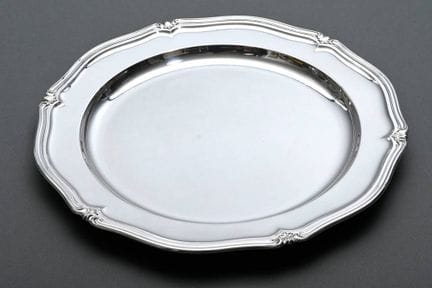 Piatto grande con bordo godronato, Wilkens, argent