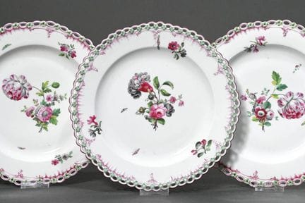 3 assiettes KPM « Neuglatt » avec décor floral et 