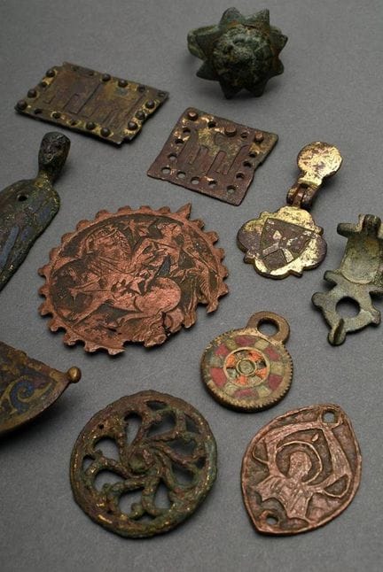 11 objets précieux médiévaux en bronze : notamment