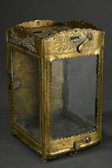 Petite lanterne de voyage en laiton avec décor rep