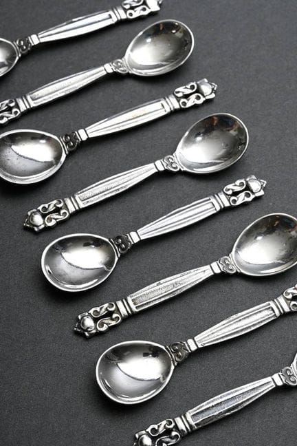 8 乔治·詹森（Georg Jensen）“橡果”（Acorn）盐勺，设计师：约翰·罗德（Johan