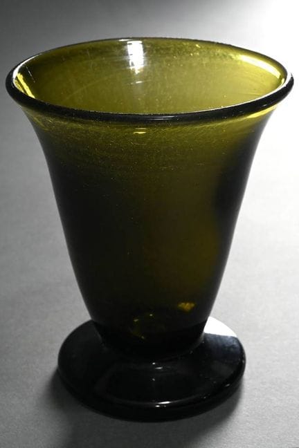 Vaso in vetro di bosco a forma di imbuto con bolle