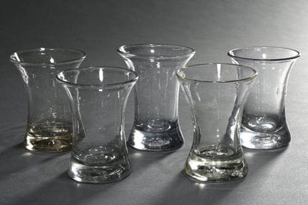 5只锥形白兰地酒杯，带实心杯座，有破损，19世纪，高9.5/10厘米