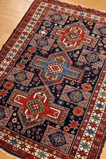 Shirvan con tre medaglioni a croce integri su fond
