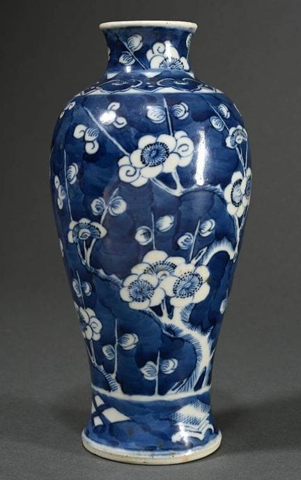 Vase en porcelaine chinoise de forme Meiping, déco