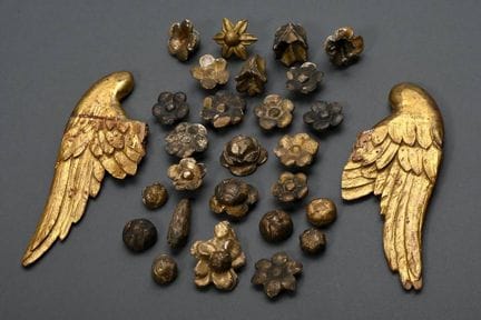 28 fragments de sculptures diverses, bois tendre p