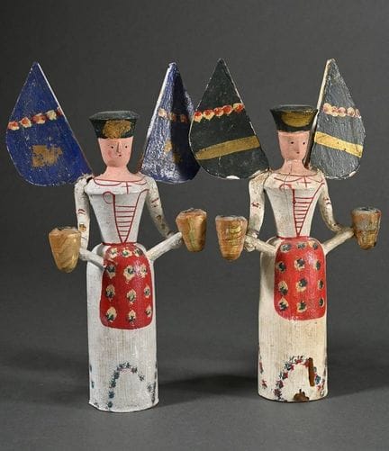 2 anges de la lumière, chacun muni de deux bougeoi