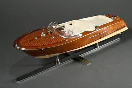 Detailgetreues Modell des Riva "Aquarama" Speedboo