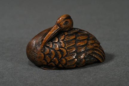 Netsuke compact en buis « Grue au repos (Tsuru) » 