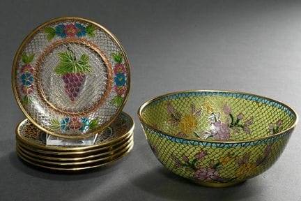 7 petites assiettes diverses (Ø 10,5 cm) et un bol