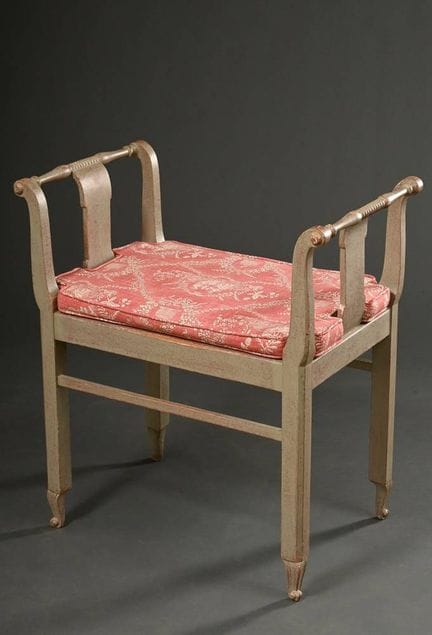 Pouf a forma di gondola in legno tenero di colore 