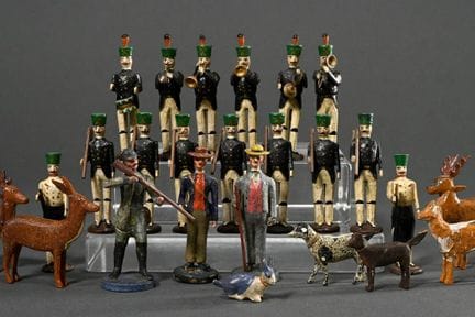 23 figurines pyramidales : chasseur avec son gibie