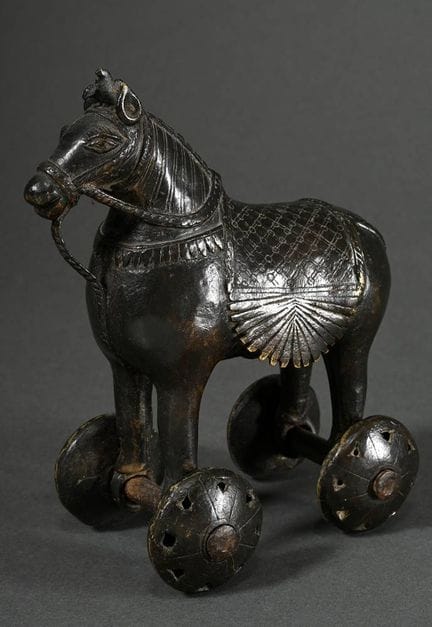Cheval jouet indien en bronze sur roulettes, Rajas