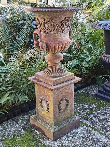 Piccoli vasi da giardino in ghisa a forma di crate