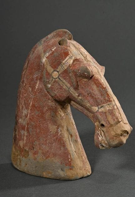 « Tête de cheval » en terre cuite présentant des t