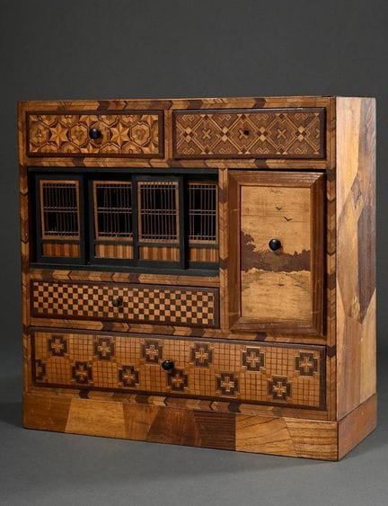 Petite armoire avec marqueterie de Hakone ou Yoseg
