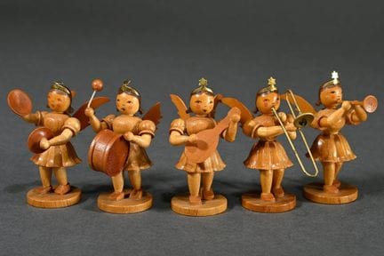 5 « anges en jupe courte » avec des instruments de