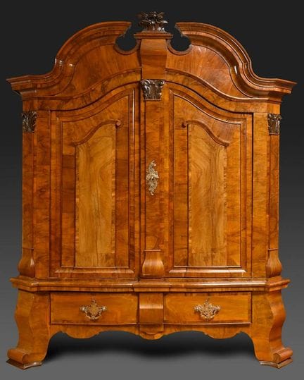 Kleiner Barock Schrank mit gesprengtem Giebel über