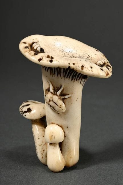 Grand netsuke en corne de cerf « Groupe de champig
