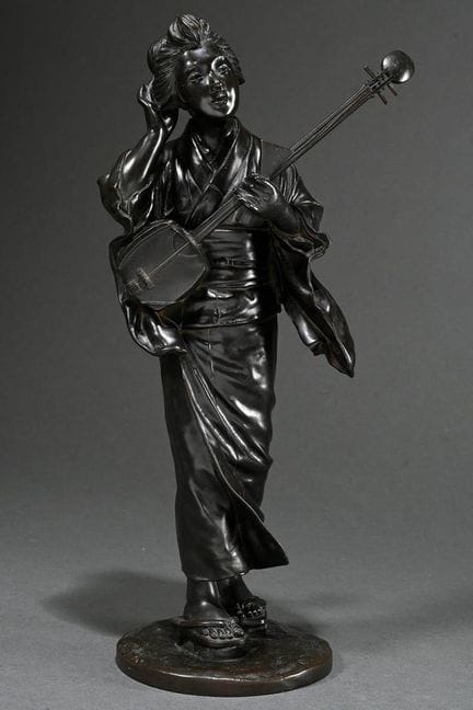 Bronze « Musicienne jouant du shamisen » sur socle