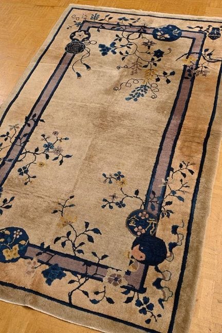 Petit tapis de Pékin présentant un champ central c