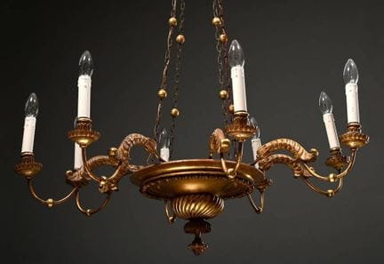 Lampadario in stile Impero con elementi intagliati