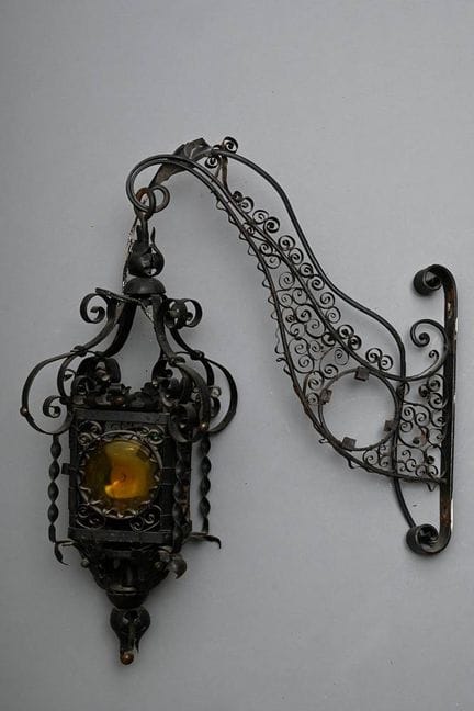 Lampada da parete in ferro battuto composta da un 