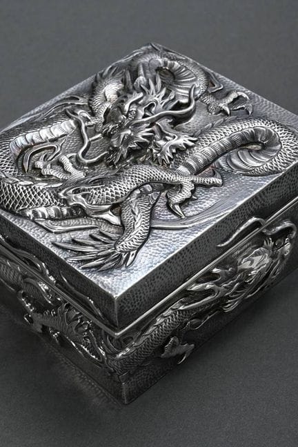 Boîte japonaise en argent de forme rectangulaire, 