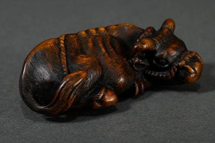 Netsuke en buis « Grand bœuf couché (Ushi) » avec 