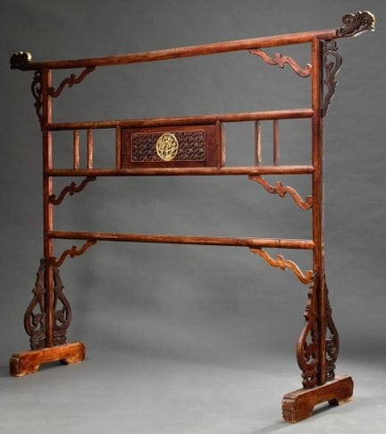 Grand portemanteau avec décoration sculptée "Oisea