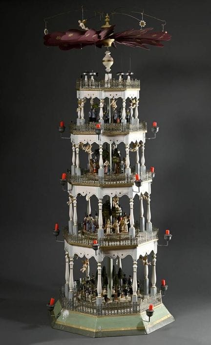 Pyramide à quatre étages avec balustrades en étain