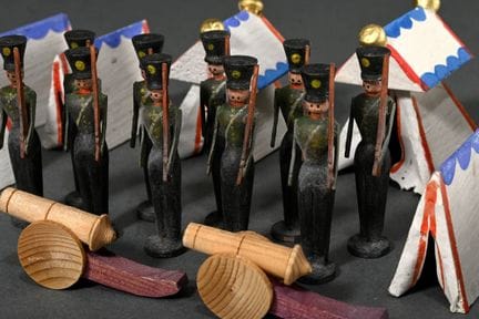 10 soldats debout (h. 7 cm), sculptés et peints, p