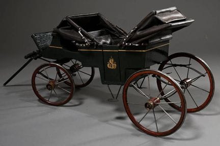 Ancienne calèche de voyage avec bagages, passagers