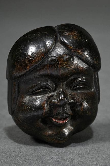 Netsuke en bois « Masque d'Okame », partiellement 