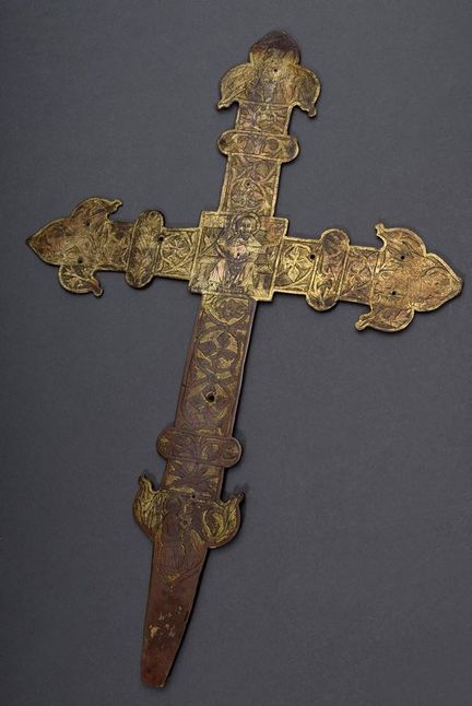 Grand crucifix en bronze présentant des traces de 