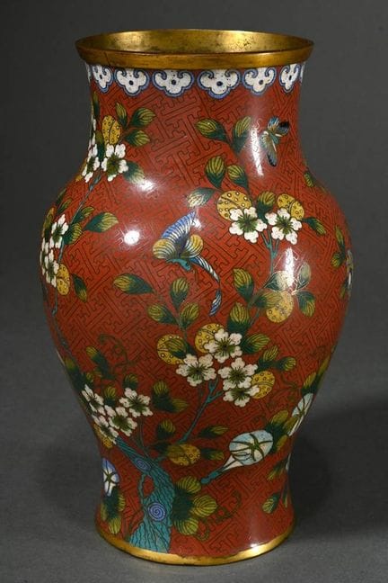 Vase chinois en cloisonné de forme balustre, orné 
