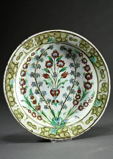 Iznik Assiette à décor floral et motifs circulaire