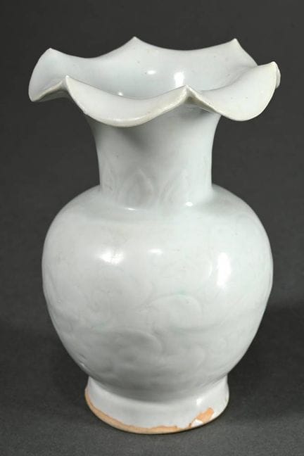 Petit vase à balustres avec un col à six lobes en 