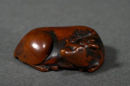 Netsuke raffiné en buis « Cerf couché (Shika) », g