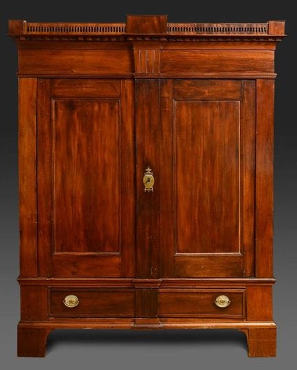 Kleiner Mahagoni Schrank in klassischer Façon mit 